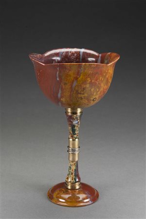 Calice in agata di forma mistilinea con ghiere in oro titolo 750. Orefice...