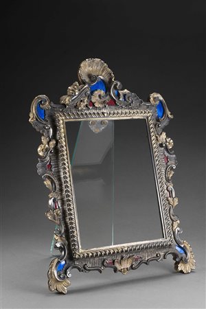 Cornice da tavolo di forma barocca in argento sbalzato e dorato decorato a...