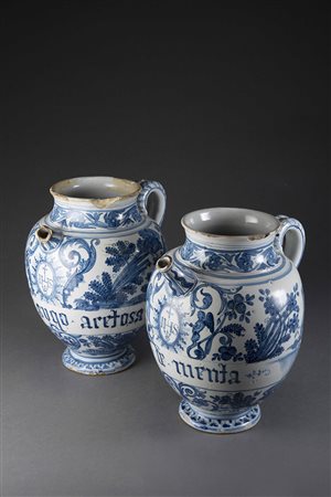 Coppia di versatoi farmaceutici in maiolica monocroma blu su smalto bianco....