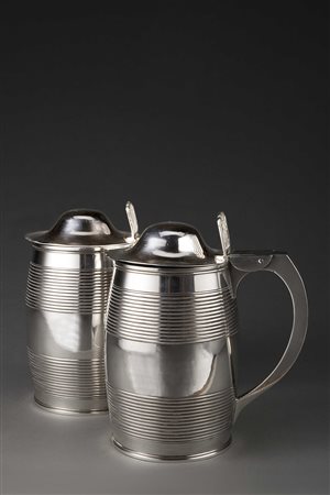 Coppia di boccali di forma cilindrica in argento iscritti 'Baines'. Corpo...