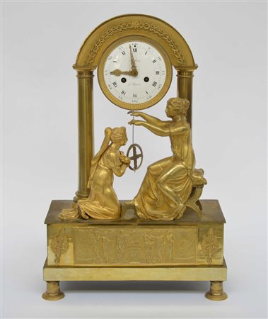 Pendola da tavolo in bronzo dorato, base decorata da placche cesellate a...