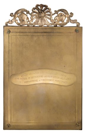 Cornice in bronzo con cimasa traforata e decorata a volute fogliate, fregi e...