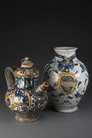 Orciolo farmaceutico in maiolica con decoro a foglia di quercia, medaglione...