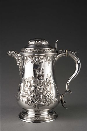 Boccale in argento a corpo sbalzato decorato a motivi floreali, mascherone....