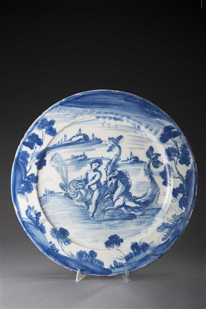 Grande piatto in maiolica monocroma blu su smalto bianco decorato a tutto...