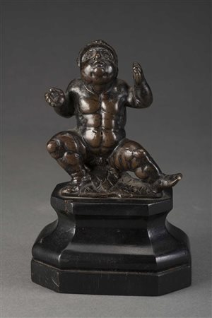 Maestro tedesco della prima metà del sec. XVII "Putto seduto'scultura in...