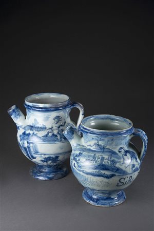 Due versatoi farmaceutici in maiolica di forma simile ma con piede differente...