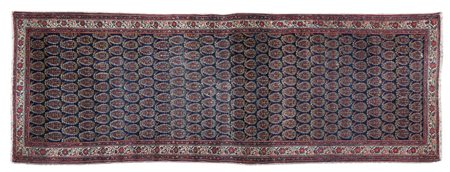 Passatoia , Persia prima metà sec. XX , campo blu decorato a numerose file di...