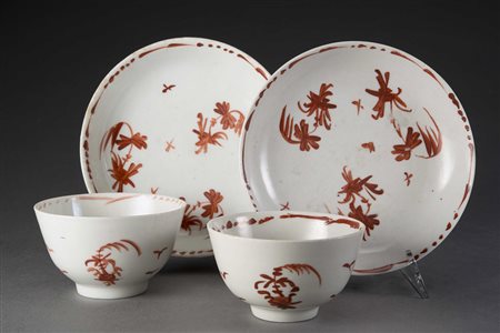 Coppia di tazzine in porcellana con piattino alla turca a decoro in rosso a...