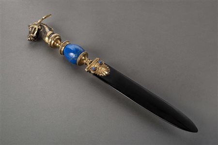 Tagliacarte con lama in pietra dura. Elsa in argento sbalzato decorata da due...