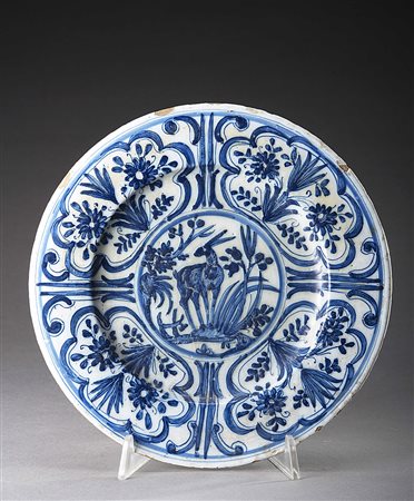 Piatto tondo a bordo liscio in maiolica con decoro calligrafico naturalistico...