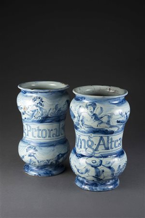 Coppia di albarelli farmaceutici in maiolica a forma di rocchetto decorati in...