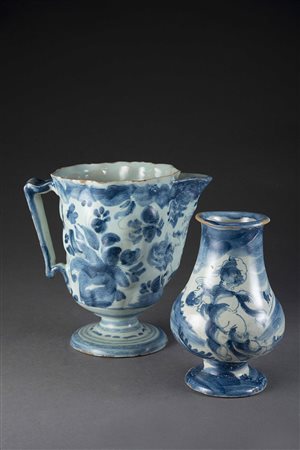 Lotto composto da un versatoio ‘ad elmo’ costolato con decoro naturalistico...