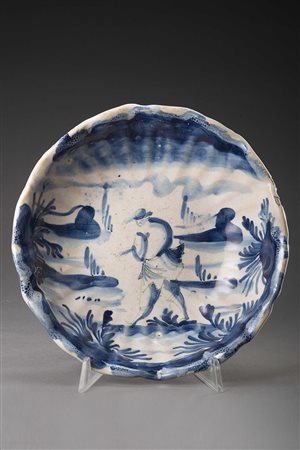 Bacile costolato con decoro figurato nel cavetto. Savona, sec XVIII. Marca di...