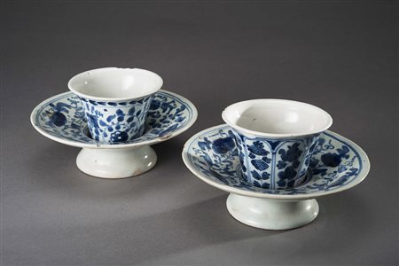 Coppia di tazzine a campana con piattino da caffè (trembleuse) in maiolica...