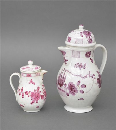 Lotto composto da due caffettiere in porcellana con decoro a fiori in...