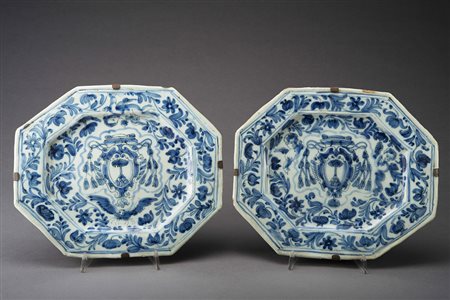 Due vassoi poligonali in maiolica decorati in monocromia blu su smalto...