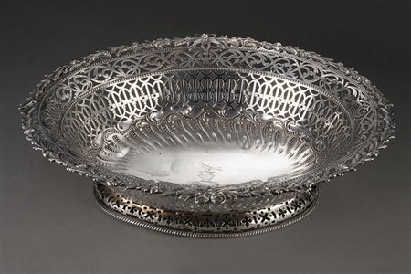 Centrotavola in argento traforato. Argentiere William Plummer. Londra, sec...
