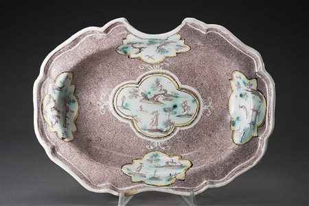 Bacile da barbiere in maiolica di forma ovale e bordo mistilineo con...