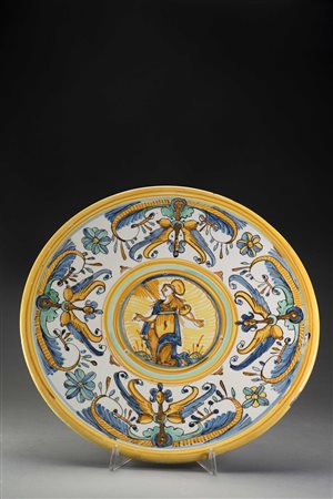 Tagliere in maiolica policroma decorato a raffaellesche con al centro un...