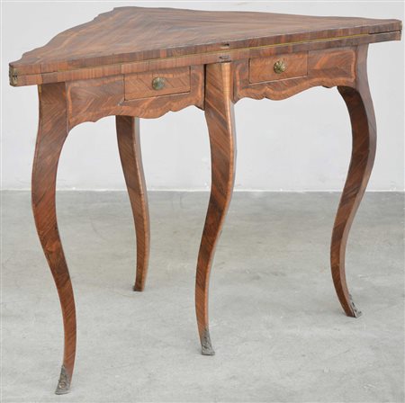 Tavolo da gioco da centro, di forma triangolare lastronato in palissandro con...