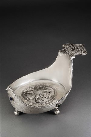 Kovsh in argento con presa decorata a volute fogliate e cifre coronate....