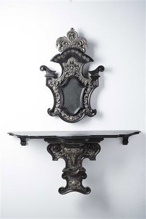 Coppia di consolle pensili con specchi in legno ebanizzato e inciso, decorato...