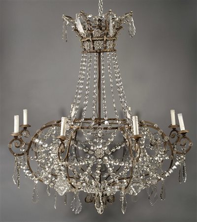 Grande lampadario a cesto a otto fiamme con struttura in ferro di forma...