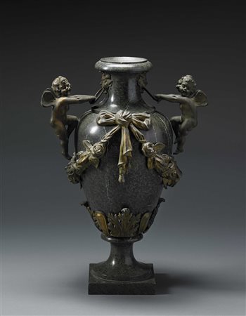 Vaso in marmo verde decorato con applicazioni in bronzo raffiguranti festoni...