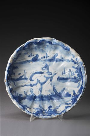 Crespina in maiolica a ‘decoro figurato’ con figura centrale in monocromia...