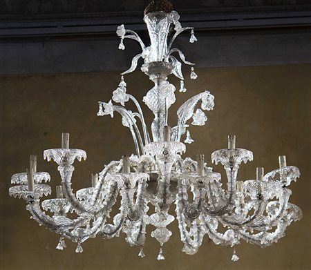 Lampadario in vetro incolore a quindici fiamme con braccia mosse decorate da...
