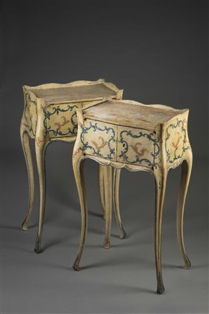 Coppia di comodini da centro a gamba alta in legno laccato su fondo avorio a...