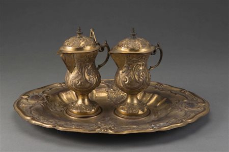 Ampolliera in rame dorato sbalzato a fiori e volute composta da vasoietto...