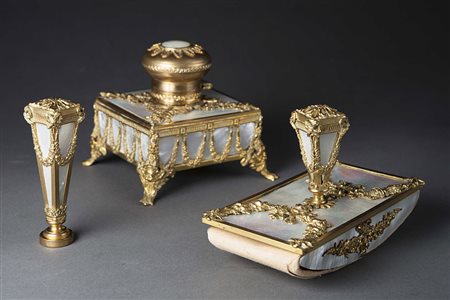 Set da scrivania composto da calamaio , timbro con cifre e tampone lastronato...