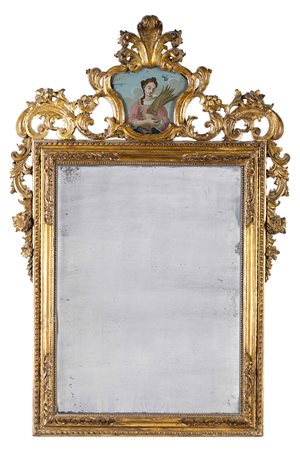 Specchiera con cornice in legno dorato ed intagliato a motivi vegetali e...