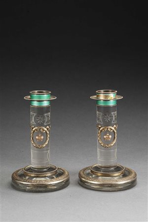 Coppia di candelieri in cristallo di rocca inciso a motivi geometrici e...