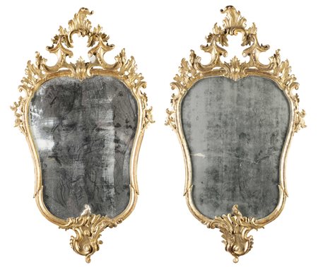 Coppia di specchiere in legno traforato, intagliato e dorato a foglie e...