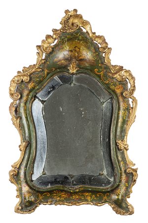 Specchiera di forma mossa in legno laccato a fondo verde e decorato in...