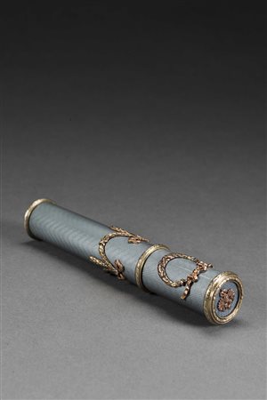 Astuccio per ceralacca in argento e oro con corpo in smalti grigi decorati da...