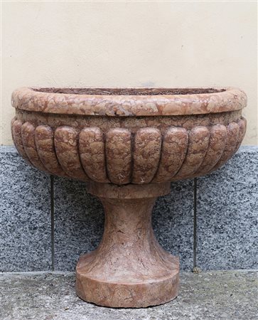 Antica fontana a muro in marmo rosso di Verona scolpito a baccellature...