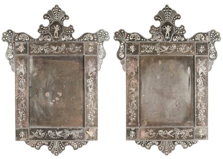 Coppia di specchiere di forma sagomata con specchi incisi a motivi vegetali e...
