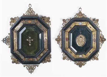 Coppia di antiche cornici di forma ottagonale in legno ebanizzato, fascia...