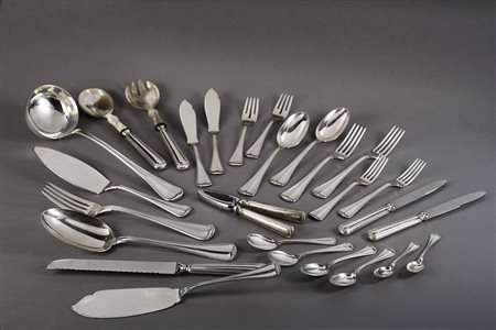 Servizio di posate in argento liscio decorato a piccole bugnature sul manico...