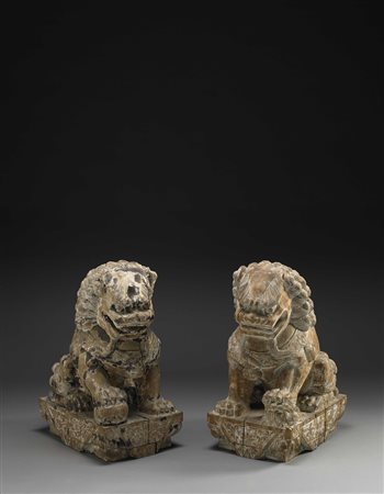 Coppia di grandi leoni Buddhisti in legno intagliato, ciascuno raffigurato...
