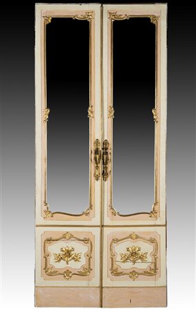 Coppia di porte in legno intagliato, laccato e dorato. Parte superiore con...