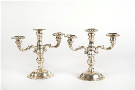  
Coppia di candelabri in argento 
 Cm cadauno 21x21