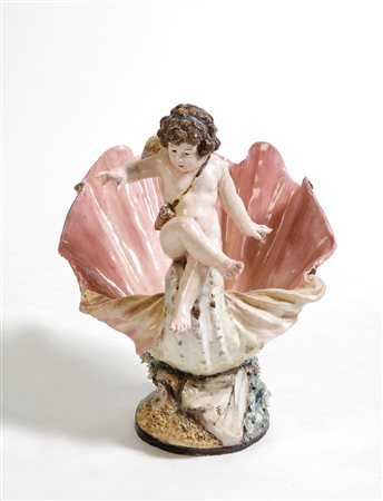  
Centrotavola in ceramica policroma a foggia di conchiglia e putto 
 Cm 49x45x40