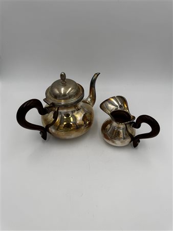  
Lattiera e caffettiera in argento 
  Peso: 716 gr