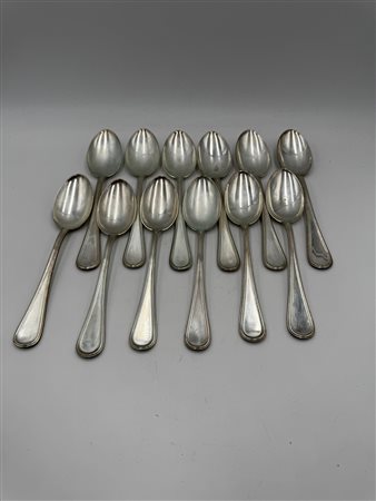  
Set di 12 cucchiai in argento 
 Peso: 860 gr