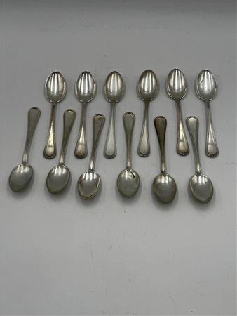 
Set di 12 cucchiaini in argento 800 
  Peso: 243 gr